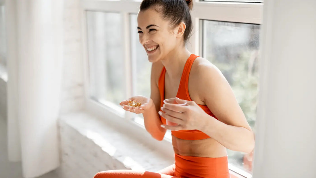 Frau in orange-farbener Sportkleidung, die glücklich das Nahrungsergänzungsmittel in der Hand hält
