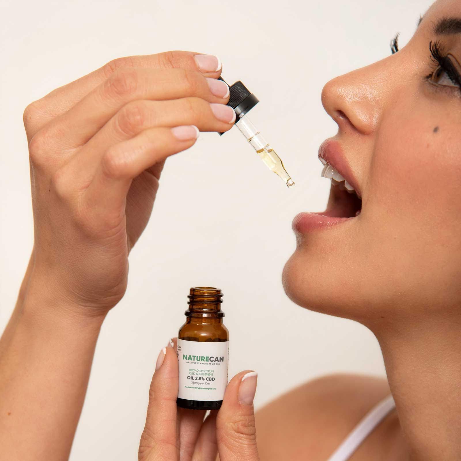 Frau nimmt CBD Öl unter der Zunge ein