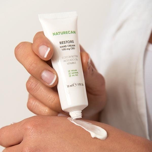 Restaurer la crème pour les mains au CBD